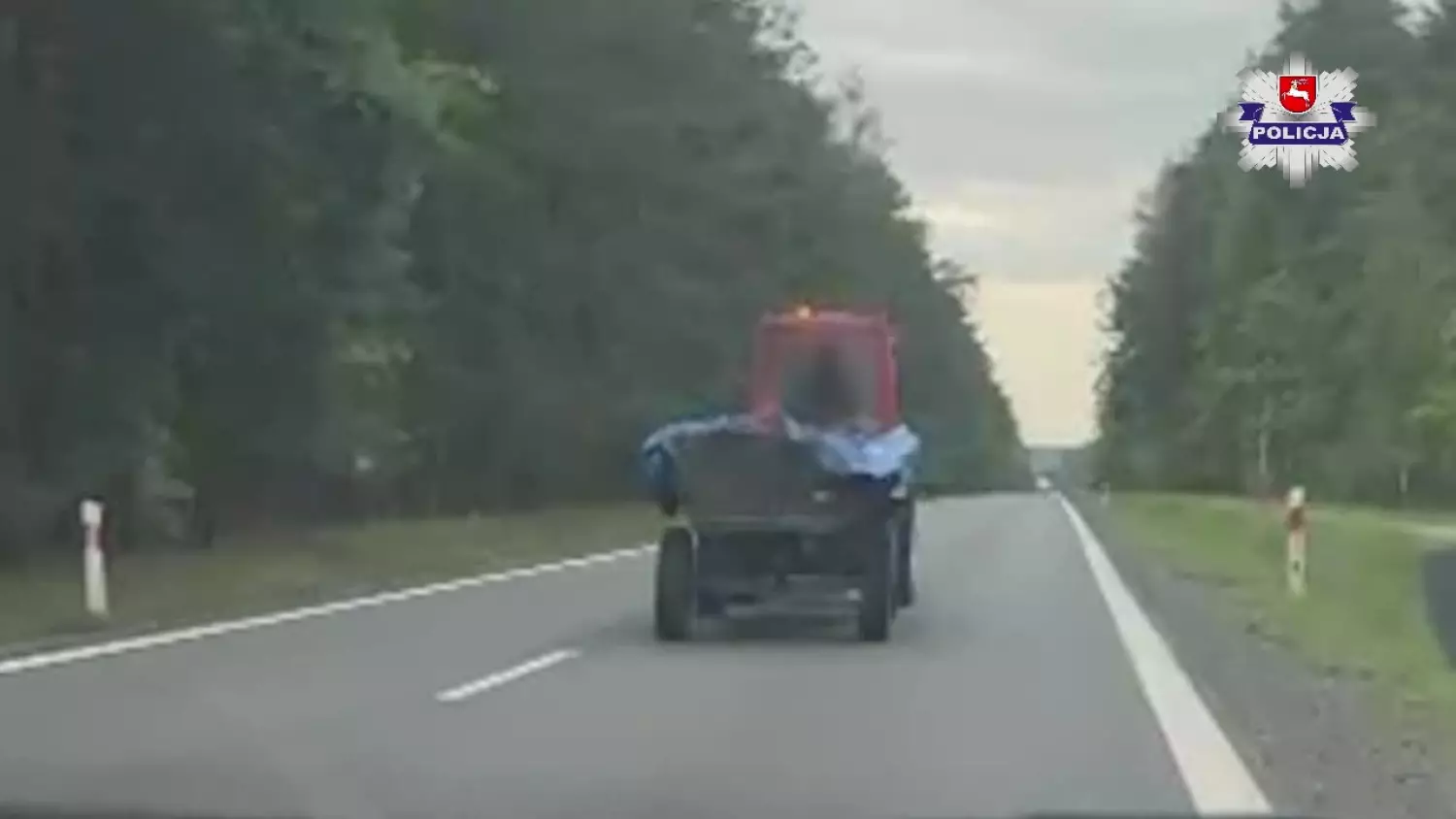 "Wężykiem" na traktorze. Wyczyny pijanego kierowcy nagrali świadkowie