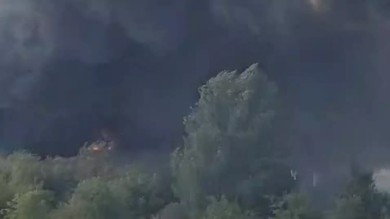 Pożar hali w Lublinie. Chmura czarnego dymu