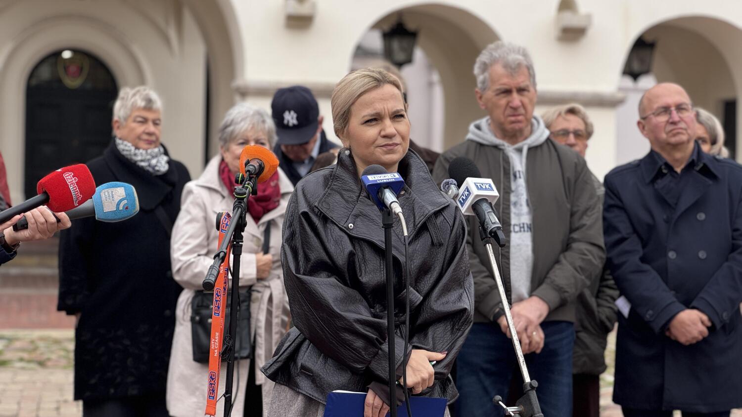 Konferencja prasowa Małgorzaty Gromadzkiej pod zamojskim ratuszem